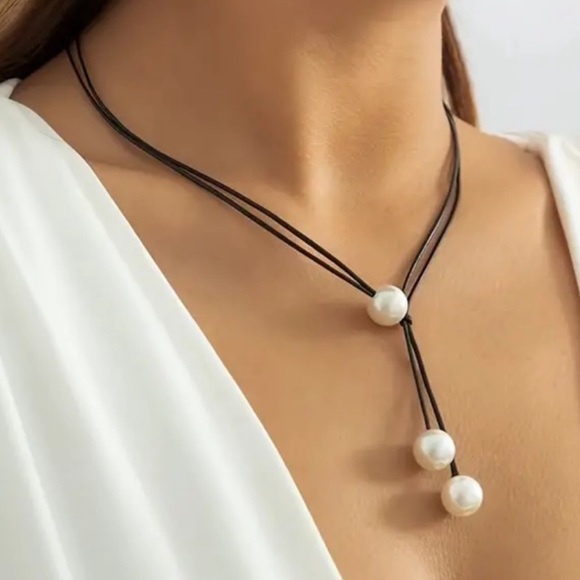 NWOT Faux Pearl Lariat Necklace - Picture 3 of 3